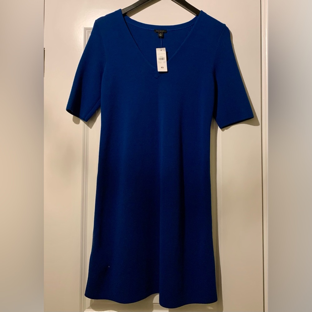 NWT PERFECT CLASSIC  ANN TAYLOR DRESS. V-NECK, SHORT SLEEVES. GREAT TRAVEL DRESS
